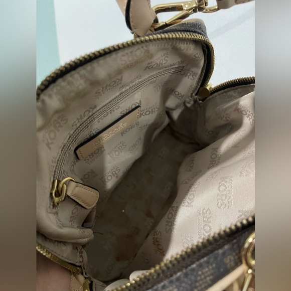 Mini Michael kors cross body or Can be used as regular. - Picture 3 of 5